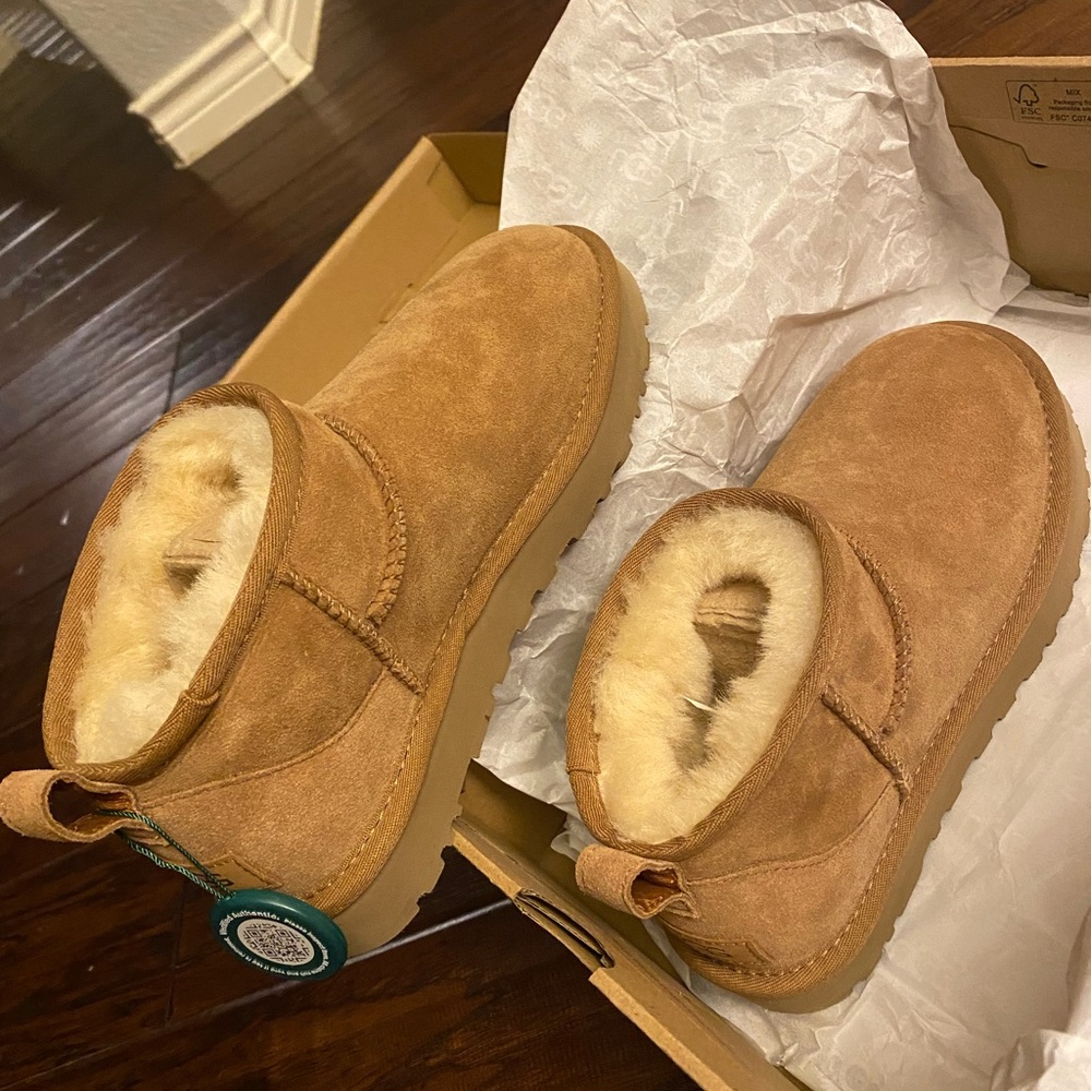 SIZE 6 WOMENS - Ugg Classic Ultra Mini - brand new never worn
